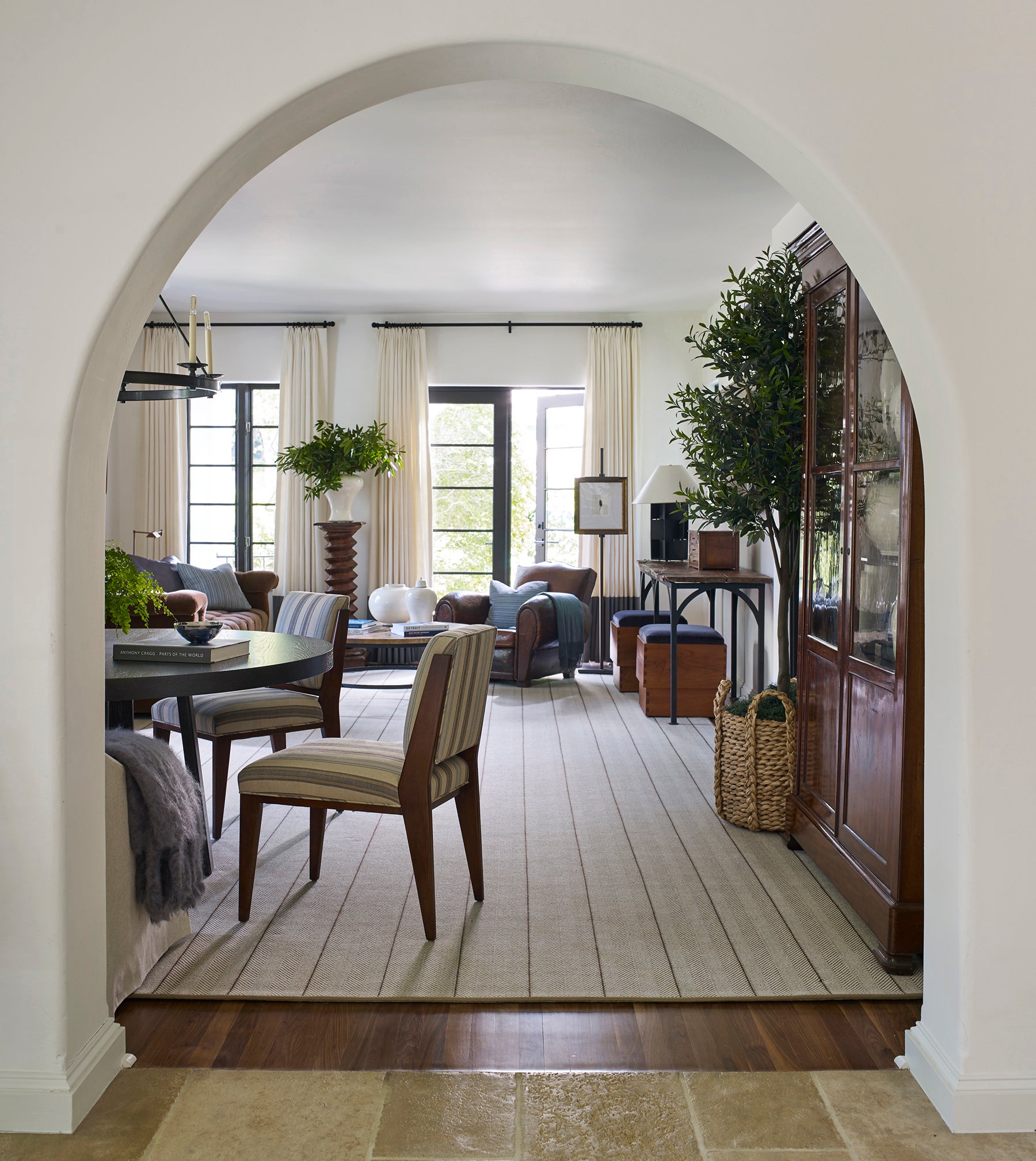 files/ARCHIVE_BHDM_LIVING_WITH_ANTIQUES-DETAIL-2210-08.jpg