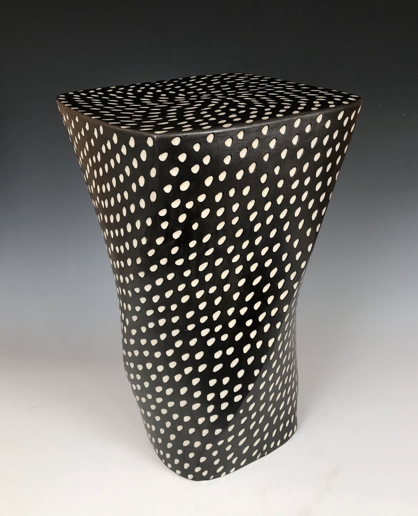 Twisted Dots Table
